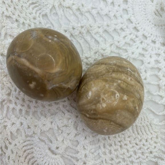 2 polished aragonite eggs - Picture 6 of 10